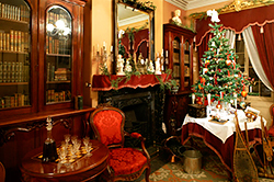 The red parlour in all its splendour! © Parks Canada