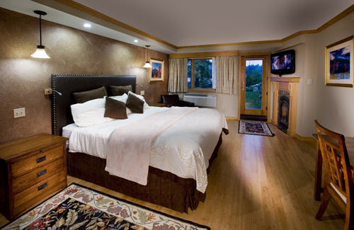 The lakeside Haystack Specialty Room has a convenient gas fireplace