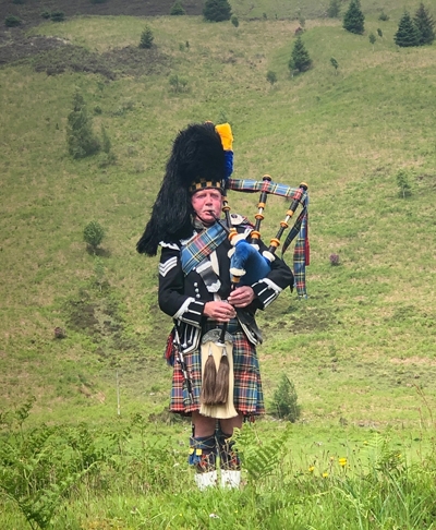 Scotland bagpiper