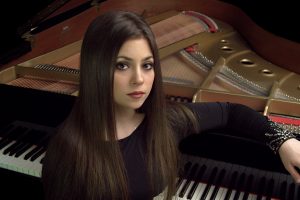Lara Melda, piano