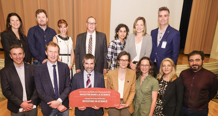 The Honourable Minister Marc Miller (second from left), the Honourable Minister Steven Guilbeault third fem left), Dr. Viviane Poupon (fourth from left) and members of the Douglas Research Centre  