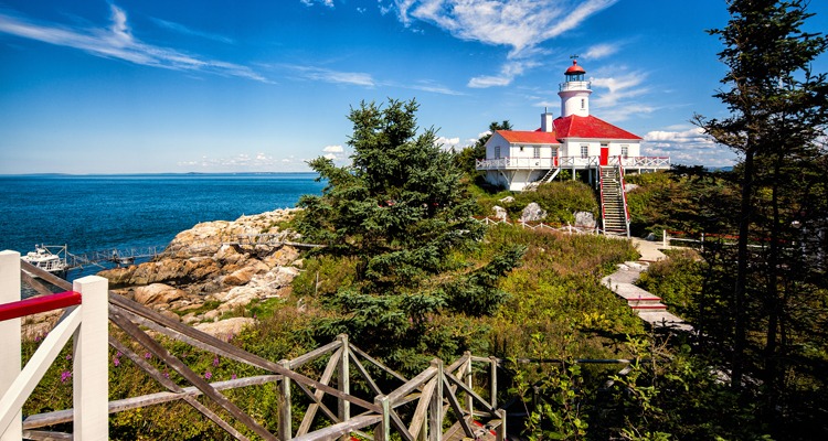 Pot a l’Eau-de-Vie lighthouse-inn in the middle of the Saint Lawrence River