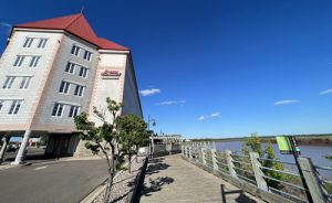 Chateau Moncton is situated on the banks of the Petitcodiac River and its impressive tidal bore 