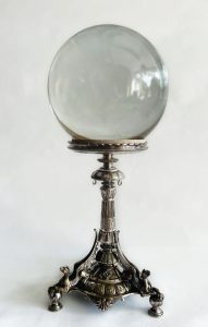 Boule de cristal/ Crystal ball © The Museum of Witchcraft and Magic